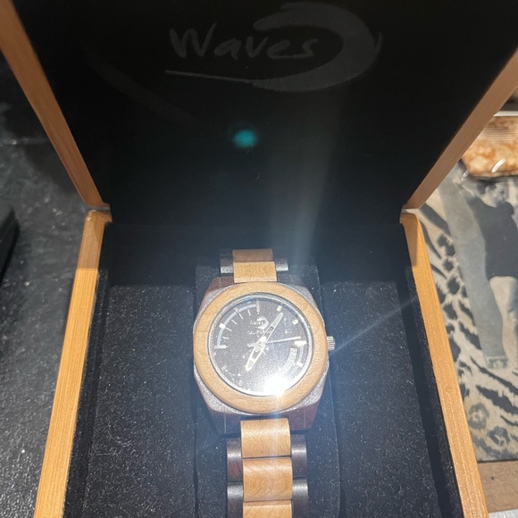 Men’s beautiful Waves watch great price !!! Beautiful Beach lifestyle watch . - Picture 3 of 3